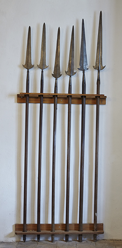 Ensemble de 12 hallebardes et de 12 baudriers pour instruments de procession