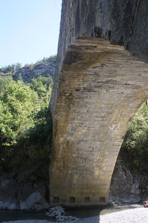 L'arche vue de la rive gauche.
