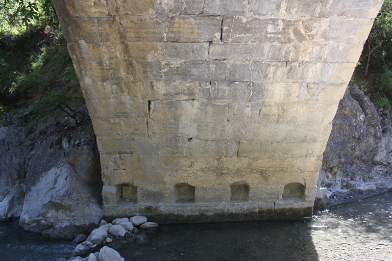 La naissance de l'arche en rive droite avec les trous de boulin.