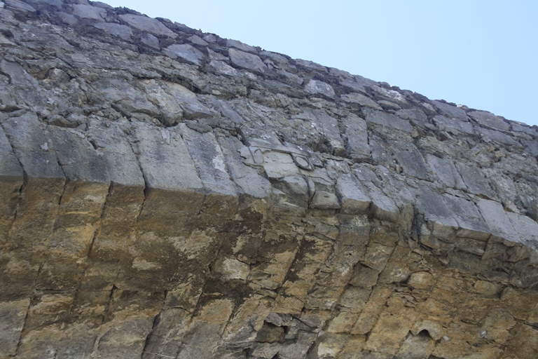 Détail des claveaux abîmés par le froid. Une inscription apposée en ciment est aujourd'hui illisible.