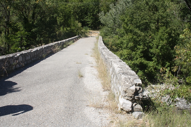 Détail du parapet qui s'affaisse en aval (rive droite).