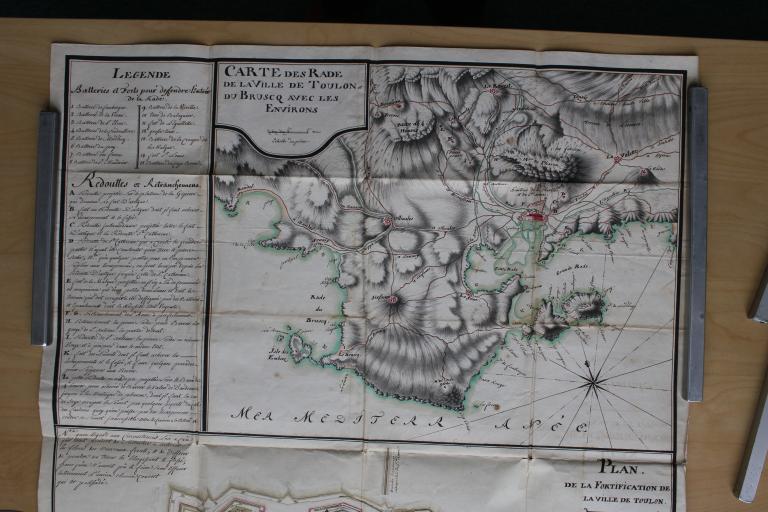Carte des rades de la ville de Toulon et du Brusq avec les environs. [1762]