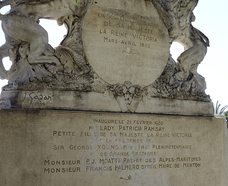 Revers du monument portant les différentes inscriptions et la signature du sculpteur.