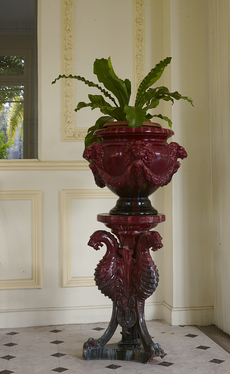 Meuble jardinière en céramique rouge.