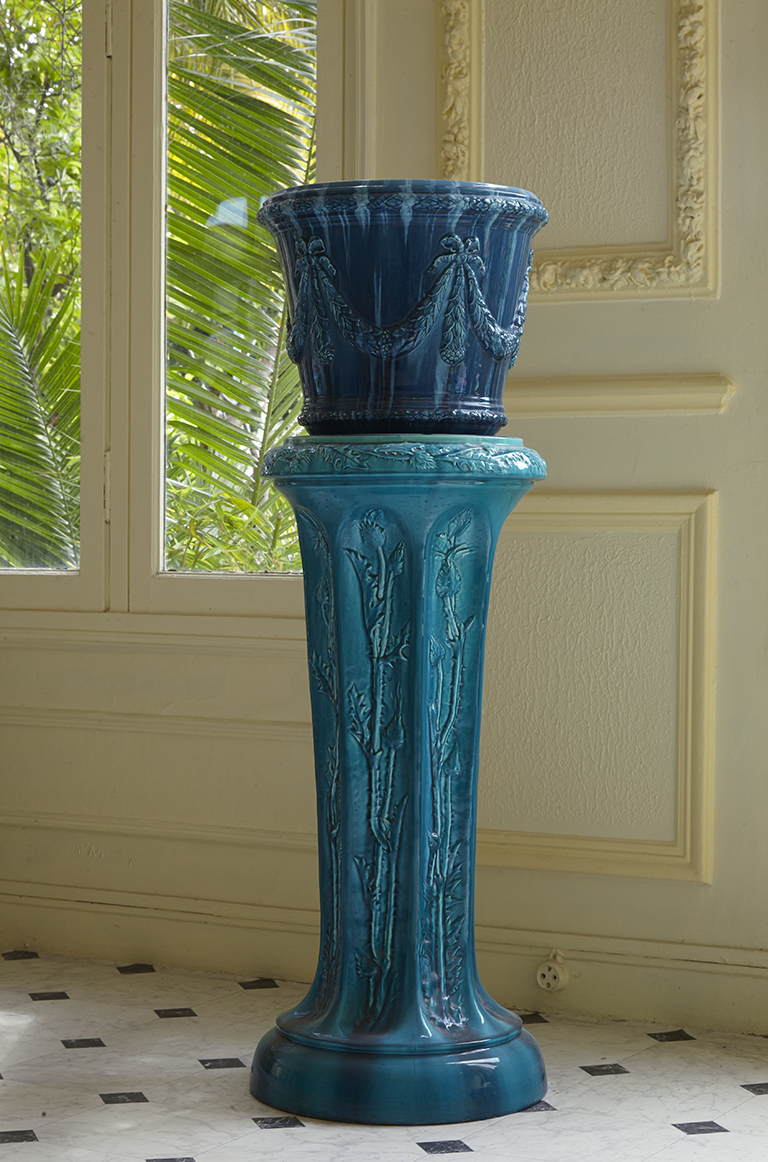 Meuble jardinière en céramique bleue.