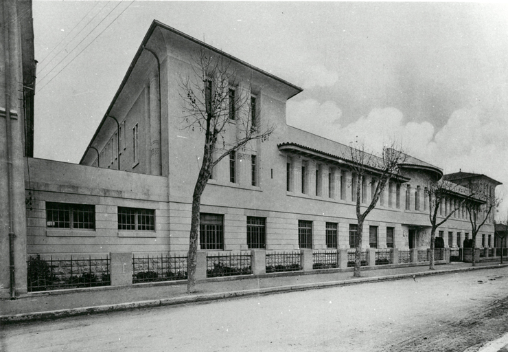 Façade ouest, bâtiment A et ailes B et C. Vue d'ensemble prise vers 1930.