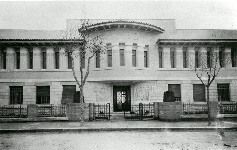 Bâtiment A. Façade ouest, partie centrale. Vue prise vers 1930.