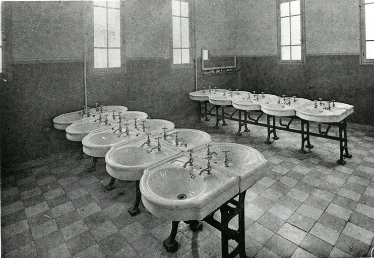 Aile B ou C. Premier étage. Salle d'eau. Vue prise vers 1930.