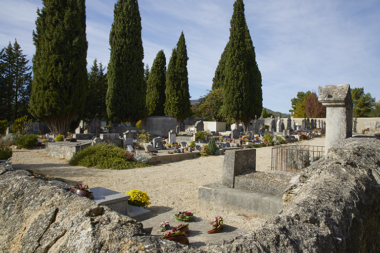 Cimetière : vue d'ensemble du carré protestant.