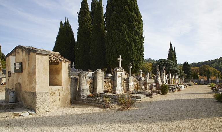 Cimetière : vue du carré protestant vers le sud.