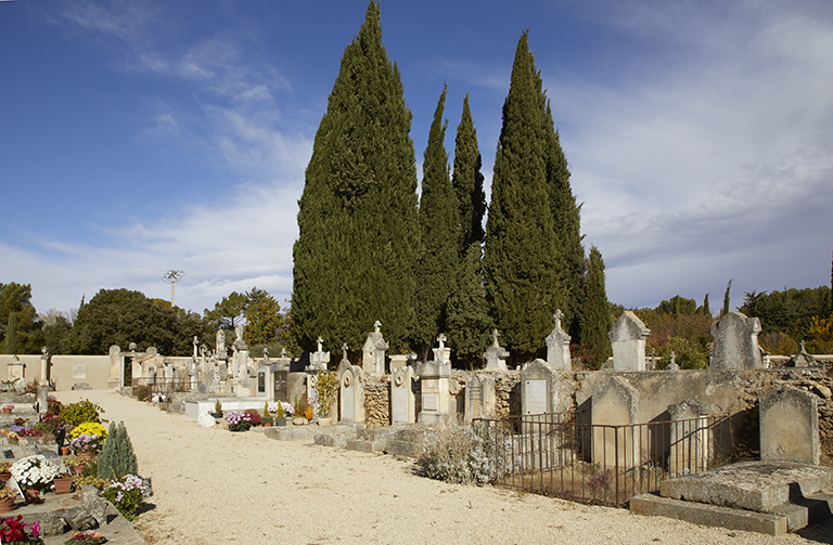 Cimetière : vue du carré protestant vers le nord.