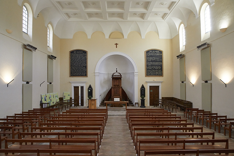 Vue intérieure vers le choeur. ; Vue d'ensemble vers le choeur.