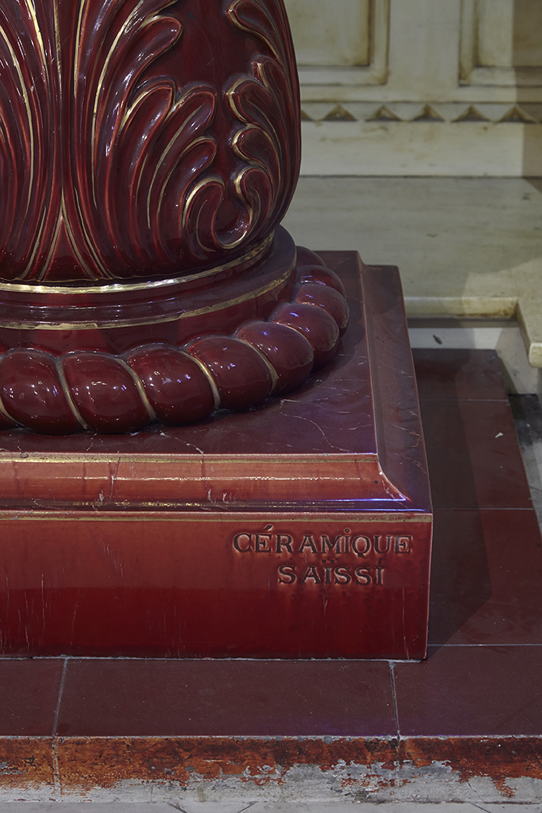Fonts baptismaux. Signature du céramiste Saïssi sur le socle.