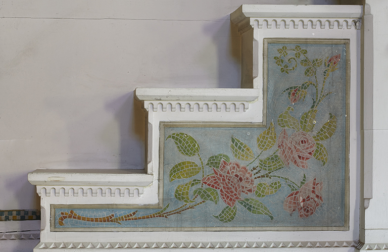 Autel de la Vierge. Gradin gauche orné d'un décor peint imitant la mosaïque.