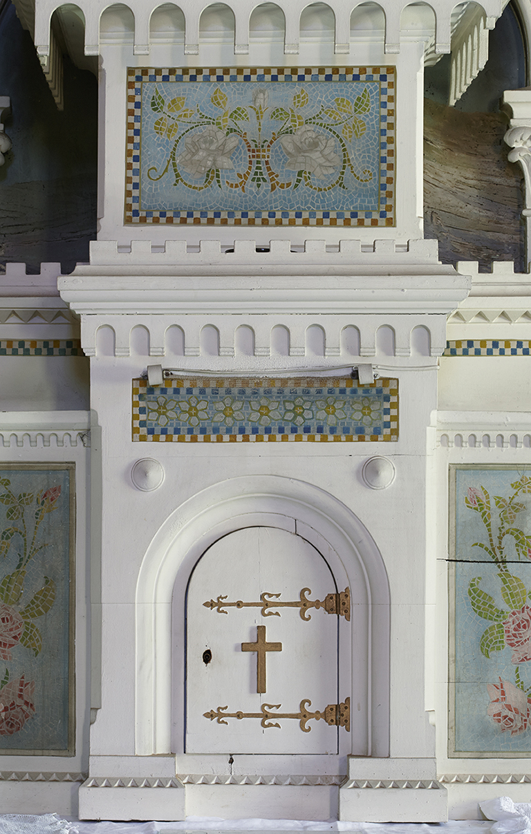 Autel de la Vierge. Tabernacle et thabor orné d'un décor peint imitant la mosaïque.