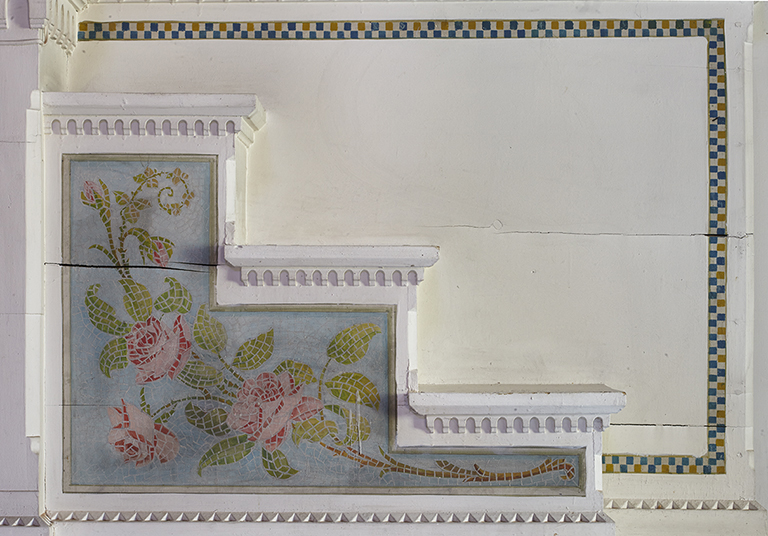 Autel de la Vierge. Gradin droit orné d'un décor peint imitant la mosaïque.