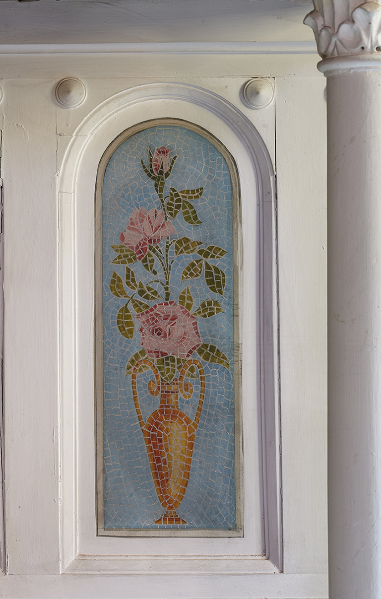 Autel de la Vierge. Face de l'autel ornée d'un décor peint imitant la mosaïque.