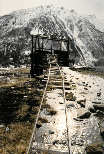 Carreau de la mine, voie de roulage et sommet de la trémie.