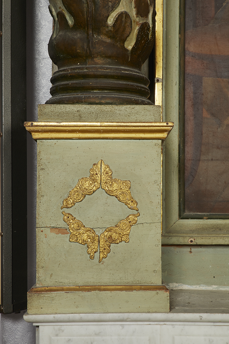 Détail de la base d'une colonne du retable.