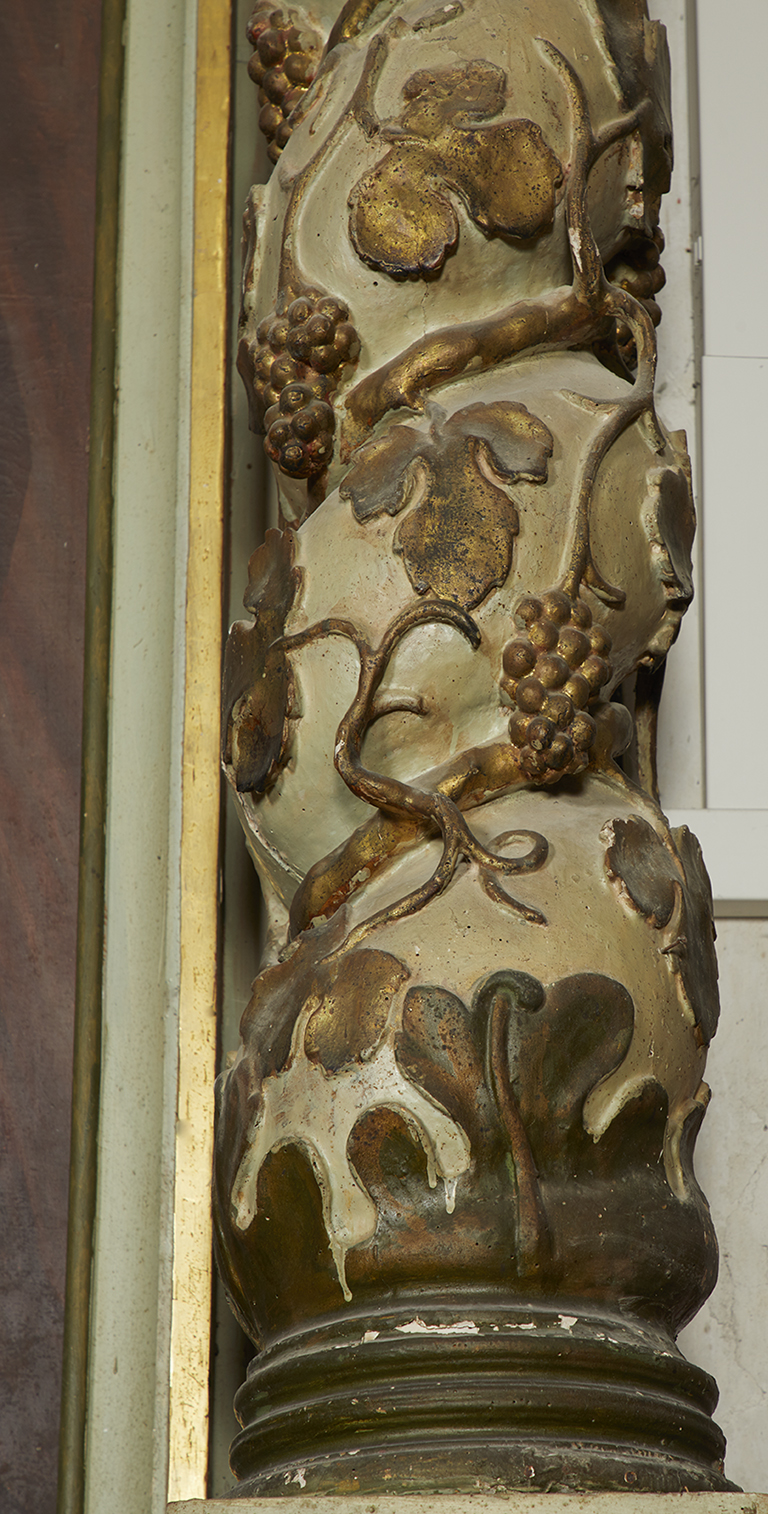 Détail d'une colonne du retable.
