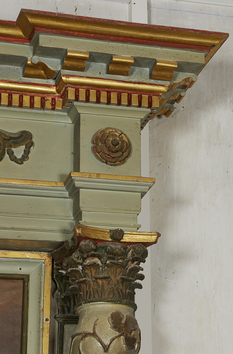 Détail de l'angle supérieur du retable.