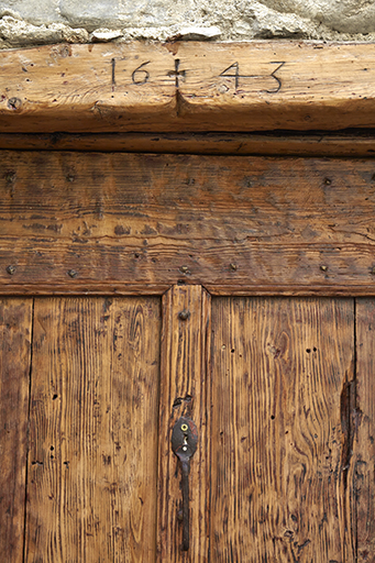 Encadrement de porte en bois à la Valette (parcelle 202à B 289). Date portée (1643) de part et d'autre d'une croix.