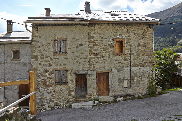 Façades jumelles de maisons dans l'écart de la Valette (parcelle 2020 B 289).