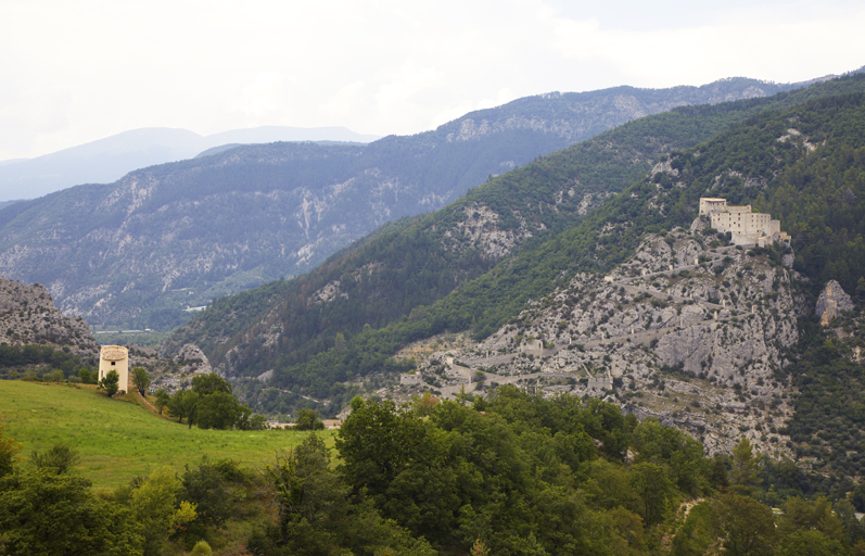 La rampe d'accès et le fort d'Entrevaux depuis le sud-est.