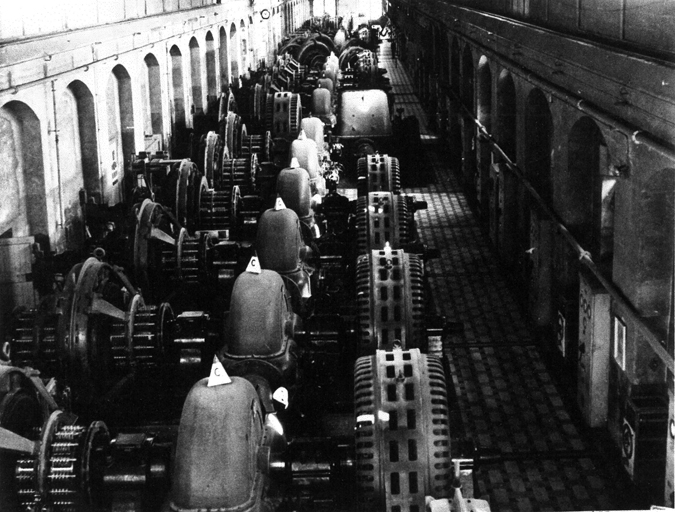 Vue intérieure de la centrale, turbine Pelton.