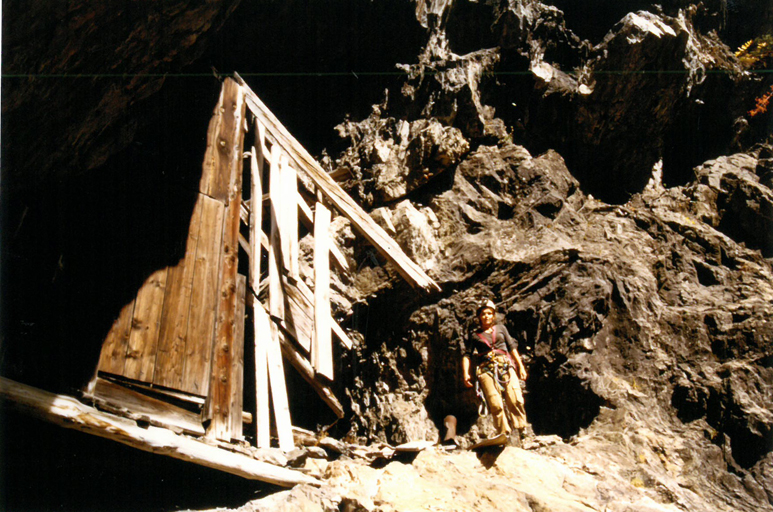 Escarcelle 1. Abri en bois dans la falaise.