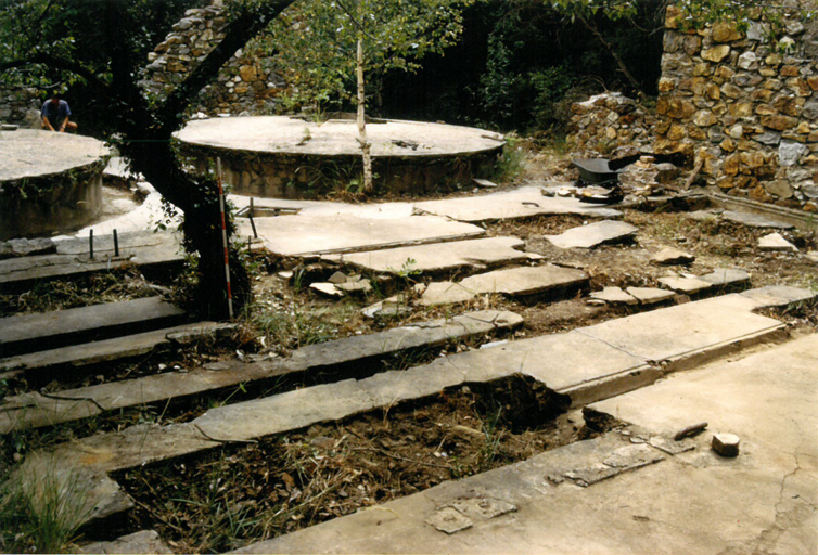 Vestiges en béton de tables de lavage.