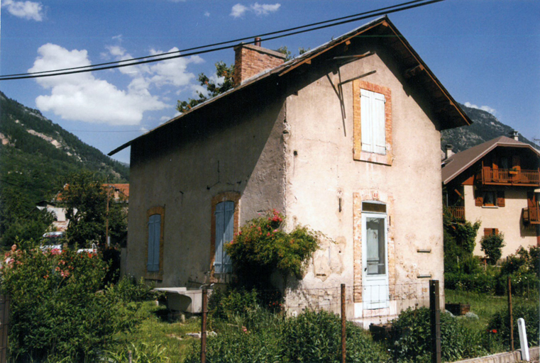 Une maison de garde-barrière.