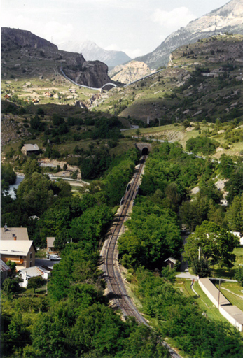 Ligne en amont de L'Argentière. Pont sur la Gyronde et premier tunnel.