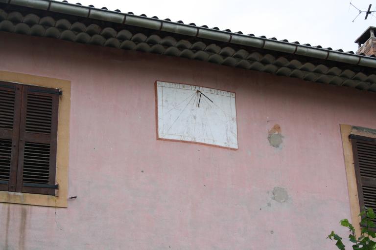Cadran solaire sur la façade d'une maison située à Château-Garnier (1983 A4 608).