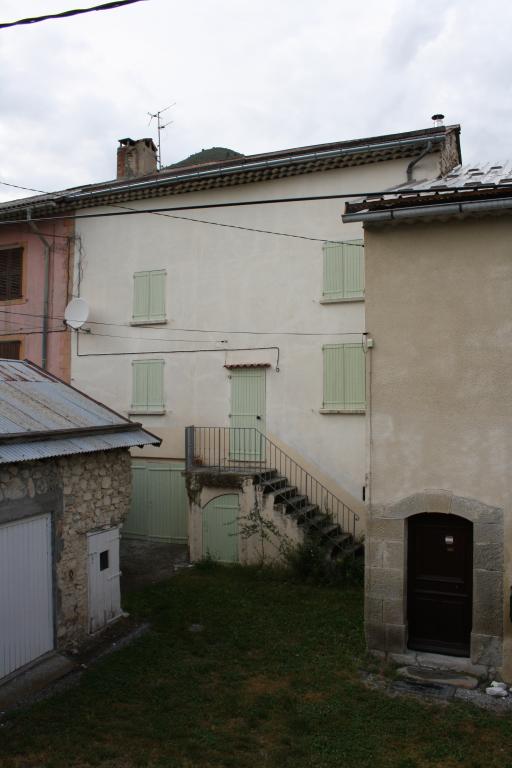 Maison avec façade symétrique et escalier extérieur parallèle avec repos, située à Château-Garnier (1983 A4 609).