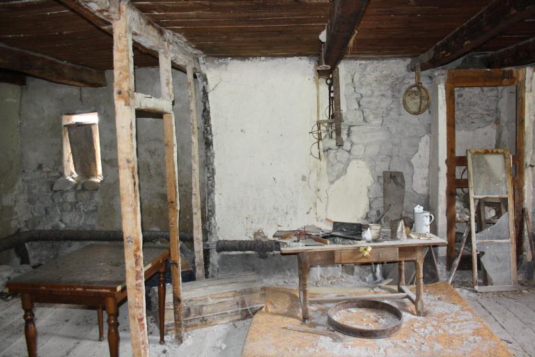 Vue intérieure de la salle commune dans une maison située à La Valette (1983 B3 237).
