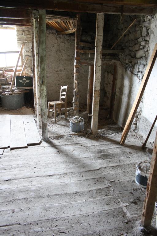 Vue intérieure d'une chambre avec vestige d'un escalier en vis, en bois, donnant accés à l'étage de comble, dans une maison située à La Valette (1983 B3 237).