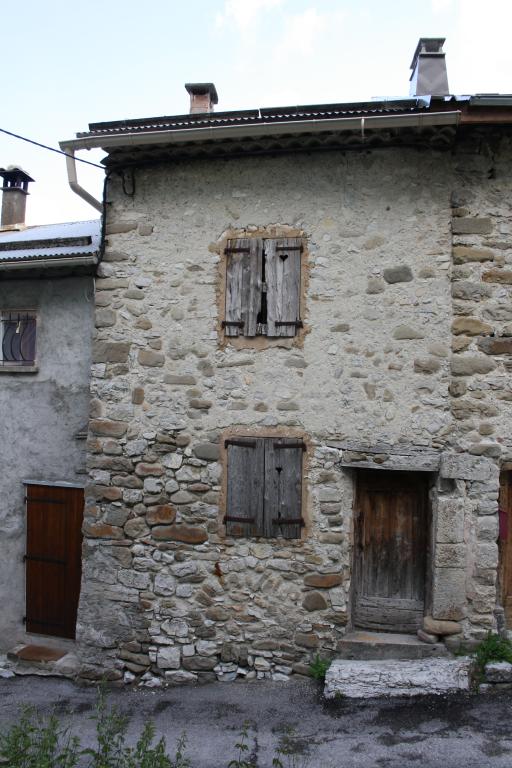 Maison avec façade enduite à pierre vue située dans le hameau de La Valette (1983 B3 289).