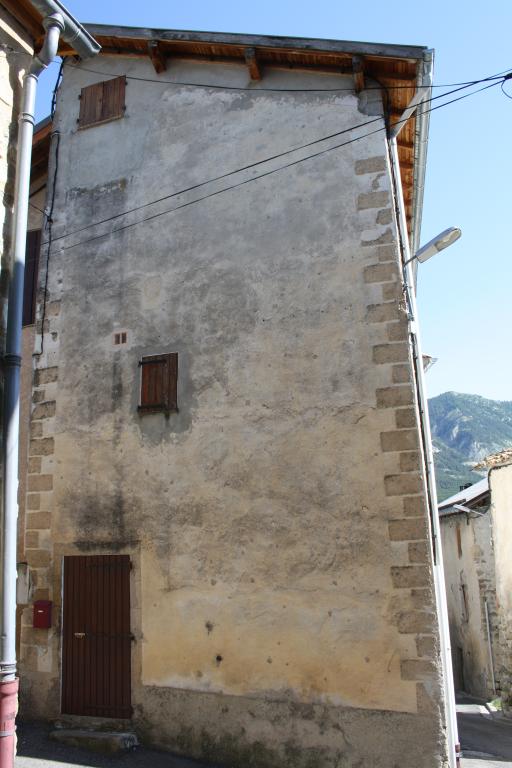 Maison avec décor de faux appareil sur la chaîne d'angle, située dans le hameau Le Moustier (1983 B5 874).