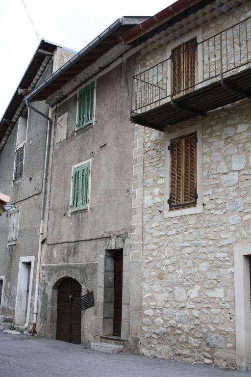 Maison avec encadrement en pierre de taille, décor de faux appareil sur les chaînes d'angles, et cadran solaire, dans le hameau de La Bâtie (1983 D1 400).