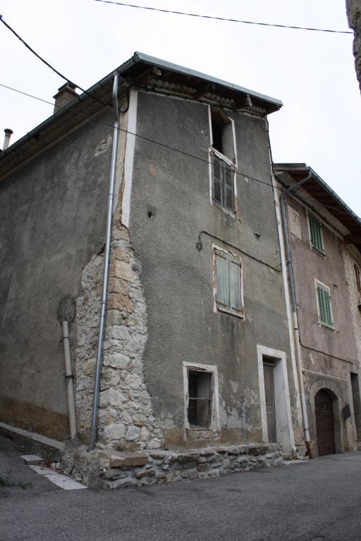 Maison avec partie agricole en partie haute (Type A2) située dans le hameau de La Bâtie (1983 D1 401).