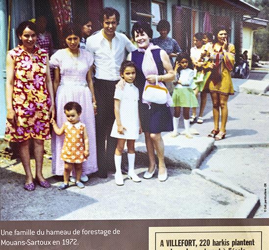 [Une famille du hameau de forestage de Mouans-Sartoux en 1972.]