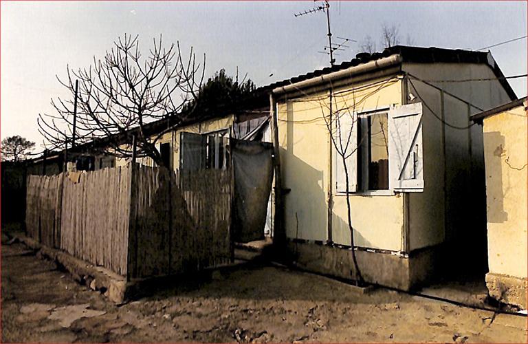 [Vue partielle d'un logement du hameau de Mouans-Sartoux en 1986.] 