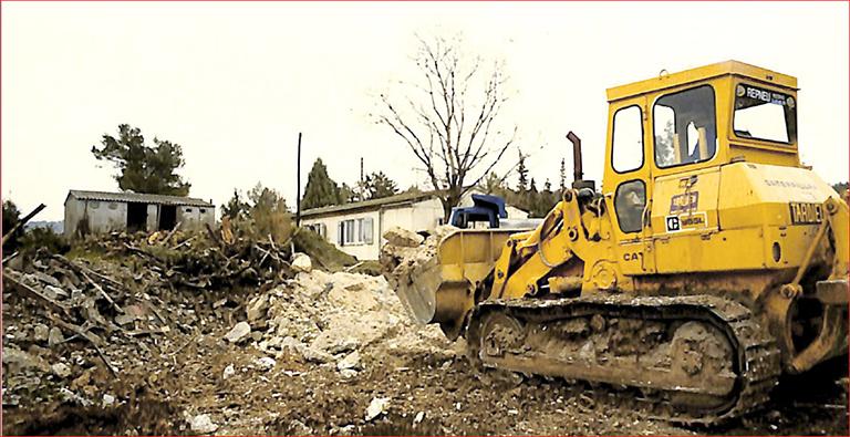 [Vue partielle du hameau de Mouans-Sartoux lors de la destruction, 1986.] 