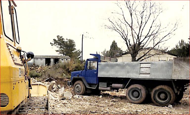 [Vue partielle du hameau lors des opérations de destruction, 1986.] 