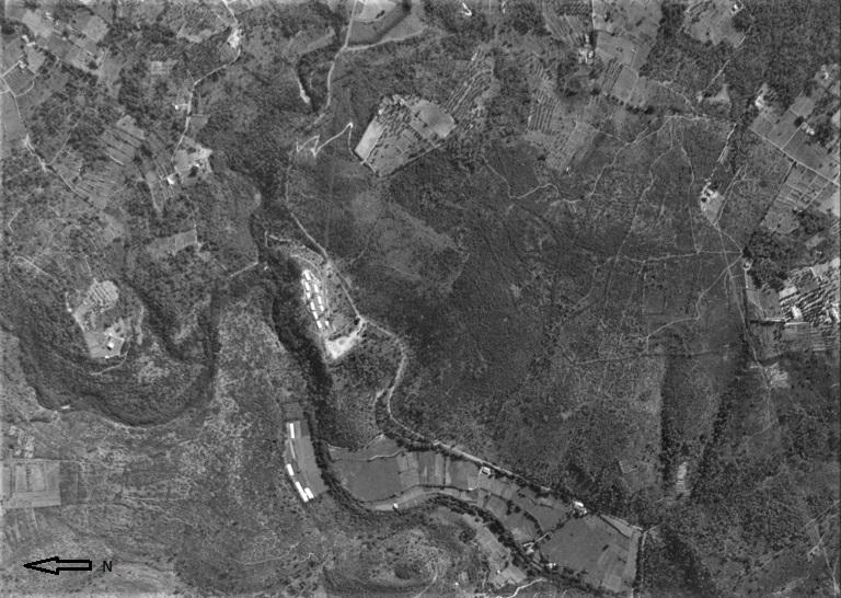 [Le hameau forestier de Mouans-Sartoux en 1964 : 10 bâtiments sont construits. (vue aérienne).]