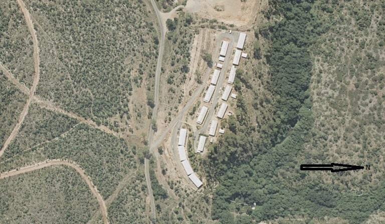 [Le hameau forestier de Mouans-Sartoux en 1967 : 15 bâtiments sont construits. (vue aérienne).]