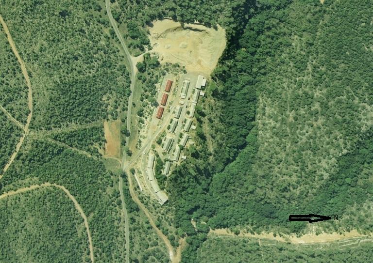 [Le hameau forestier de Mouans-Sartoux en 1973 : 14 logements, un garage et 3 nouveaux baraquements (vue aérienne).] 