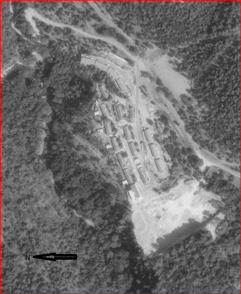 [Le hameau forestier de Mouans-Sartoux en 1978 : 17 bâtiment dont un garage (vue aérienne).]  