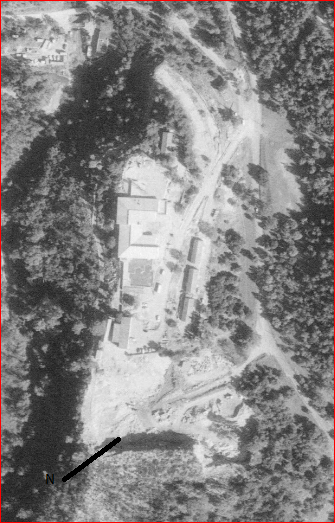 [Le hameau forestier de Mouans-Sartoux en 1987 : l'école est construite, le hameau d'origine est détruit, subsiste 3 bâtiments restaurés (vue aérienne).]